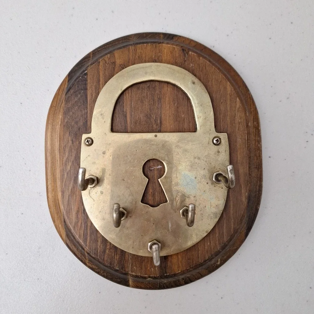 Vintage Brass Padlock Shaped Wall Key Holder Solid Wood Plaque 5 Hooks Hanging